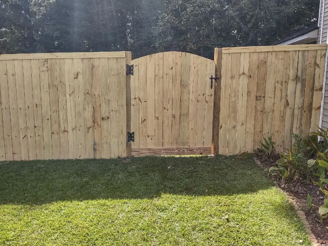 Concave fence gate in grassy land in charleston sc