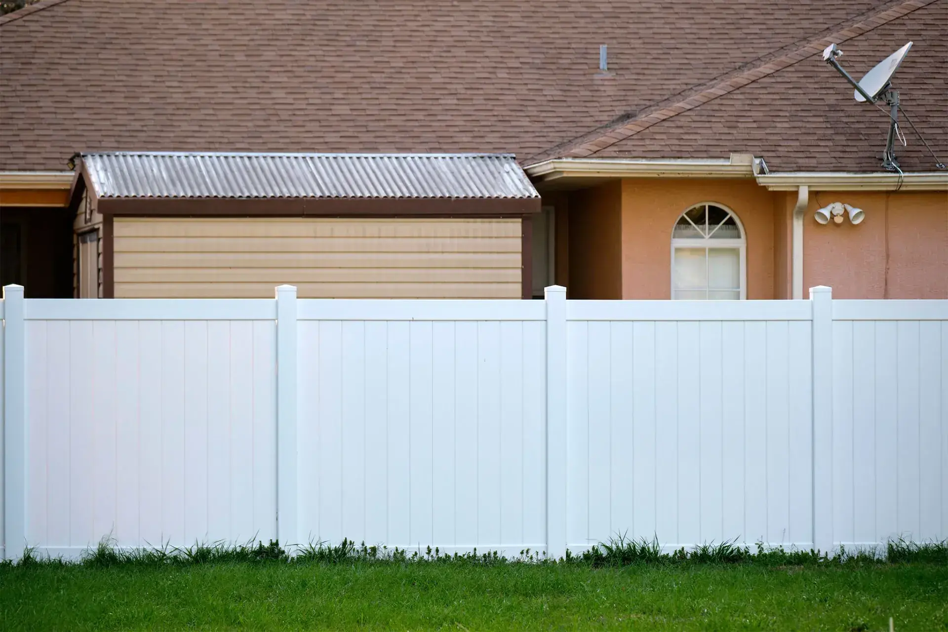 White vinyl fence installation in charleston sc